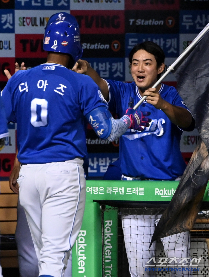 Take the lion's flag! The two lions' roars, back-to-back home runs, and Jamsil bee (the Jamsil site)