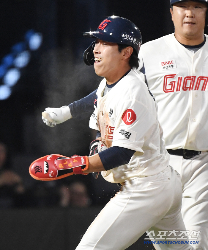 That's why it's evil! Bunt Failed → 3rd base steal with 1 out and 1st and 2nd base…The value of Hwang Sung-bin, who broke the balance of zero, first point in the 6th inning made with his feet