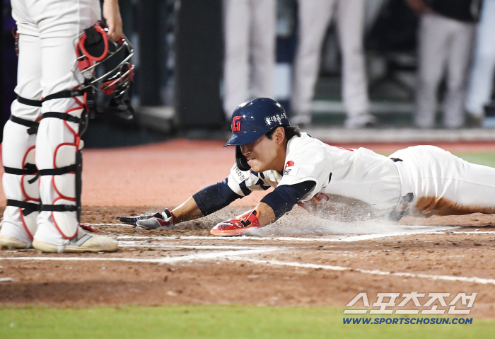 That's why it's evil! Bunt Failed → 3rd base steal with 1 out and 1st and 2nd base…The value of Hwang Sung-bin, who broke the balance of zero, first point in the 6th inning made with his feet