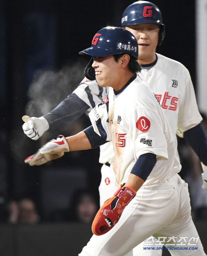 That's why it's evil! Bunt Failed → 3rd base steal with 1 out and 1st and 2nd base…The value of Hwang Sung-bin, who broke the balance of zero, first point in the 6th inning made with his feet