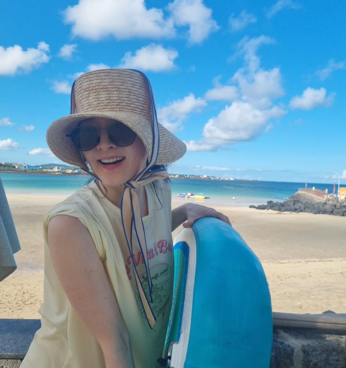 Twin Mother Lee Young-ae, 54-year-old, bold swimsuit...Even with fair skin. 