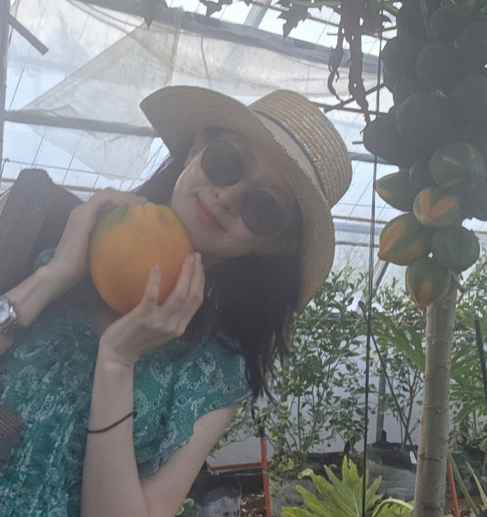 Twin Mother Lee Young-ae, 54-year-old, bold swimsuit...Even with fair skin. 