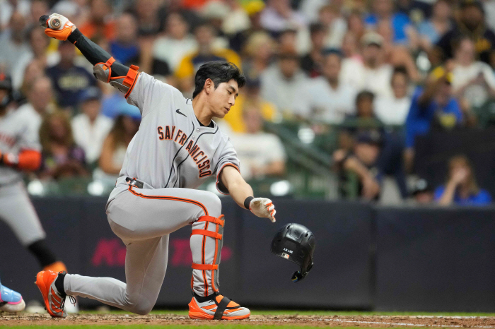 Very Cool Lee Jung-hoo admires the broadcasting staff → 5th milestone in club history! Join the 3010 Club