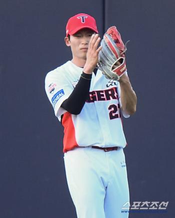 Wow, it was a forward defense, but you're going to catch it in front of the fence? A walk-off hit, a thief appeared and prevented defeat 