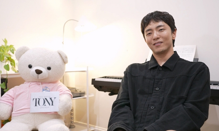Writer Park Chun-Hue, who won six Tony Awards, is making a fortune. backstage with a happy ending will be revealed for the first time