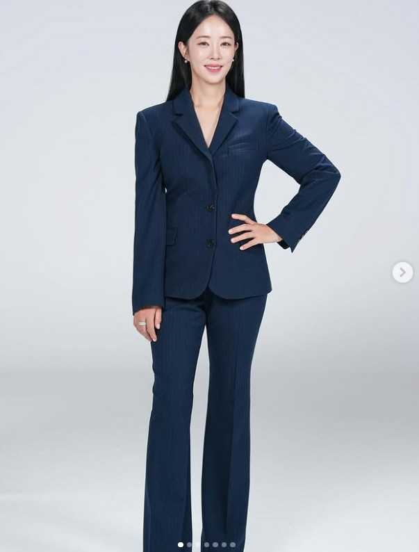 44-year-old Park Eun-young, perfect suit fit for 18 weeks of pregnancy...Long live the correction