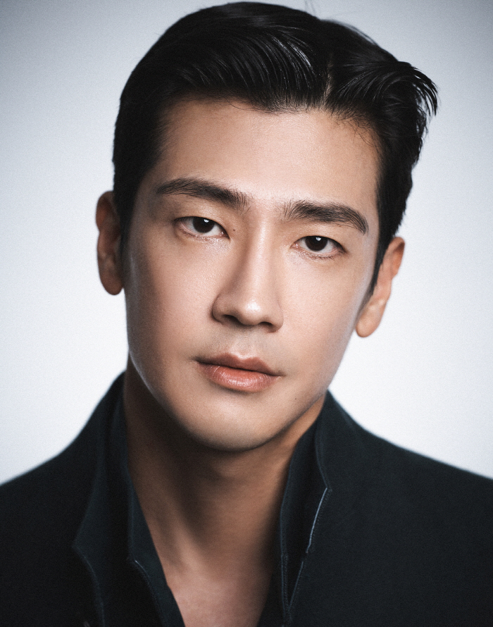 Actor Koo Ja-sung Reveals a New Pictorial Profile... superior physicality and sophisticated aura