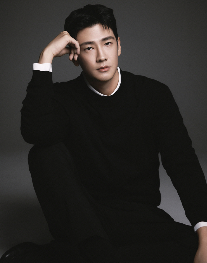 Actor Koo Ja-sung Reveals a New Pictorial Profile... superior physicality and sophisticated aura