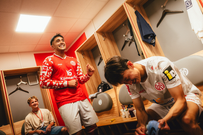 Dreams Come True Lee Jae-sung, 33, made his debut goal in the European competition...It's easier to head with your forehead even with facial injuries →