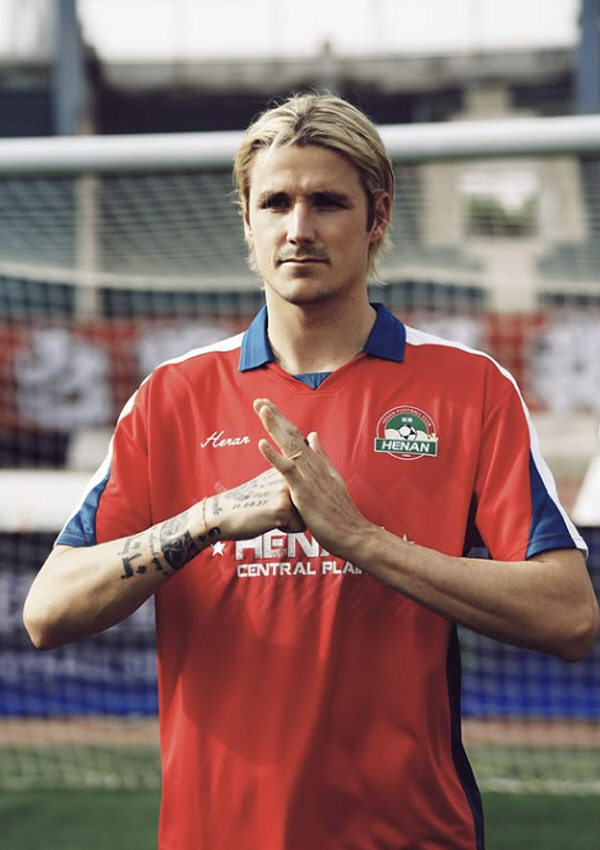 Good news for Chinese soccer! I'll be naturalized Brazilian defender's public declaration resembling Beckham, problem of waiting three more years