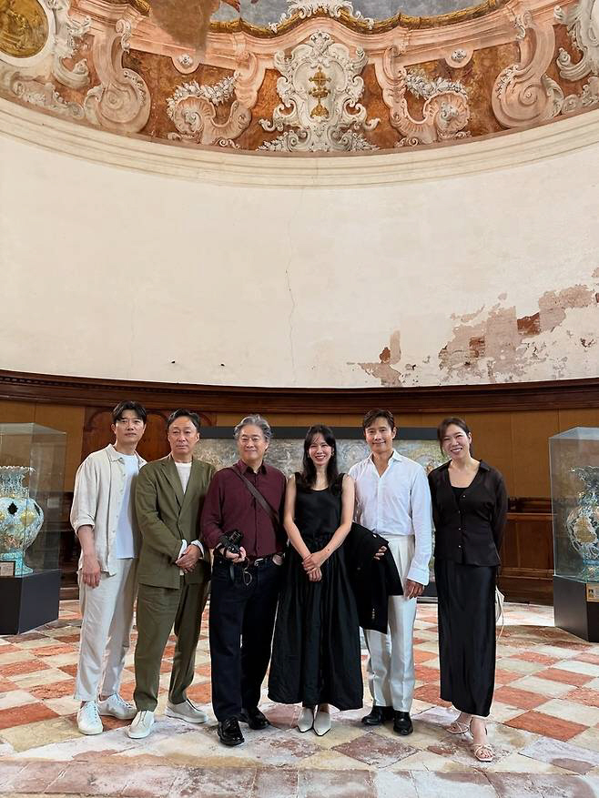In Lee Byung-hun, Son Ye-jin, and Venice, real couple chemistry...How can we be this friendly? 