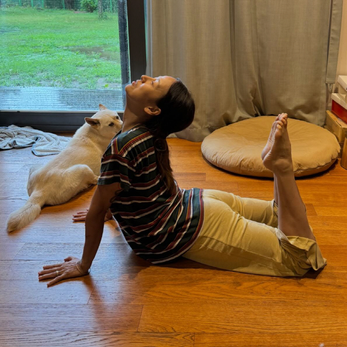 Lee Hyo-ri conducts a class in person at Ananda, the opening of the yoga center in September. 
