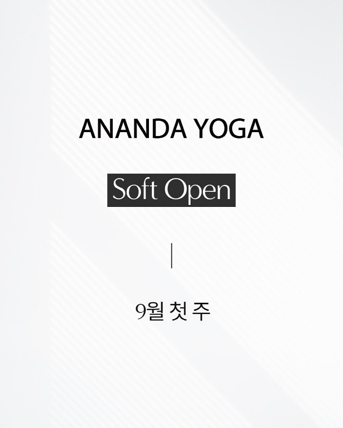 Lee Hyo-ri conducts a class in person at Ananda, the opening of the yoga center in September. 