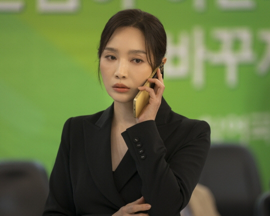 'First Lady' Premieres Sept. 24, Starring Lee Min-Young as the President-Elect’s Enigmatic Aide