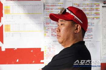  Director Lee Beomho's head is complicated