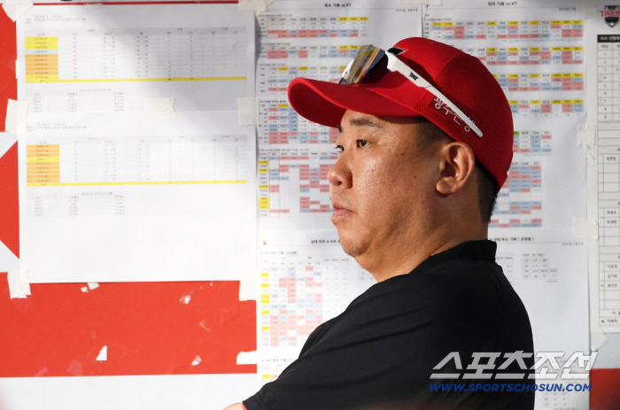  Director Lee Beomho's head is complicated