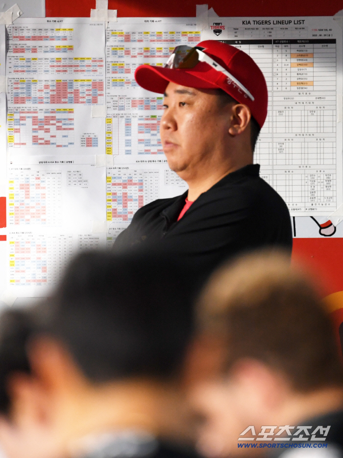  Director Lee Bum Ho is so into his thoughts