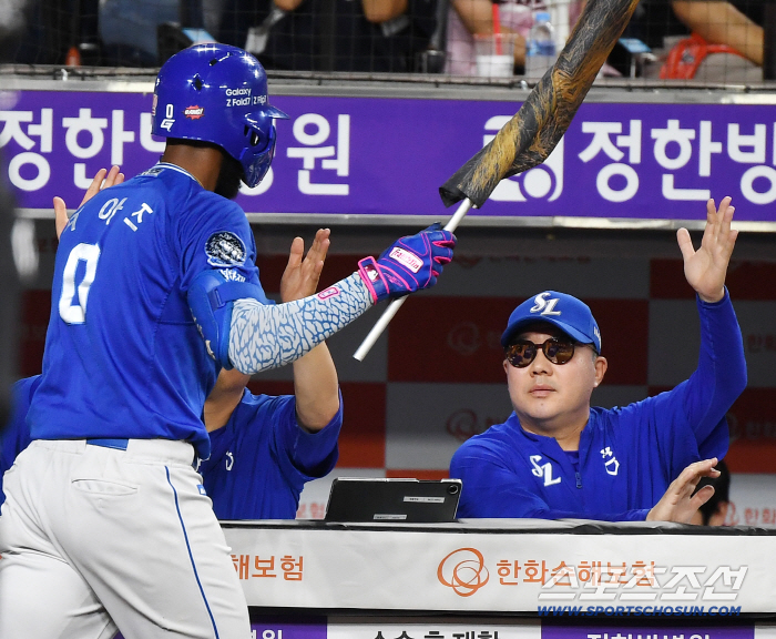  Director Park Jin-man is welcomed by Diaz