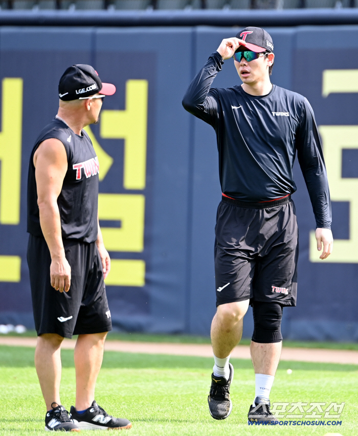  Hong Chang-ki Appears in Jamsil Outfield