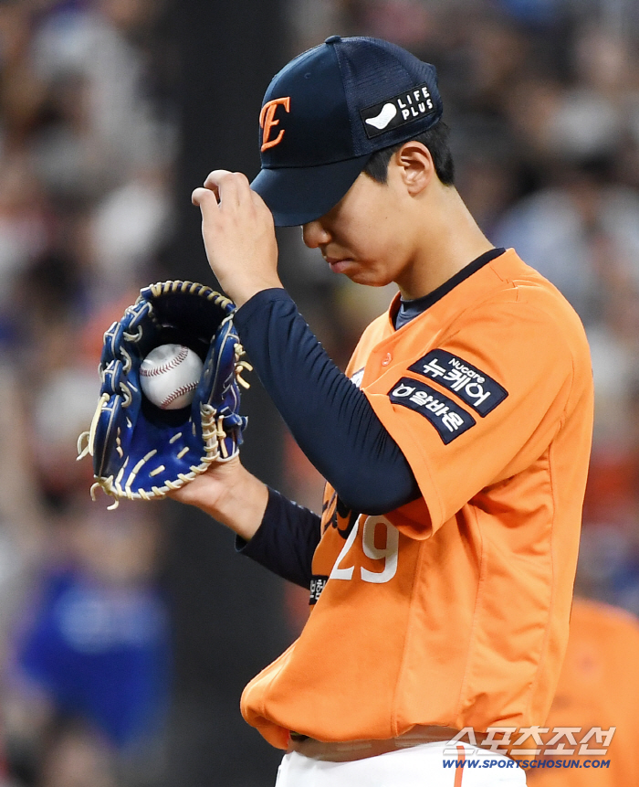  HWANG JUN SEO with his head down