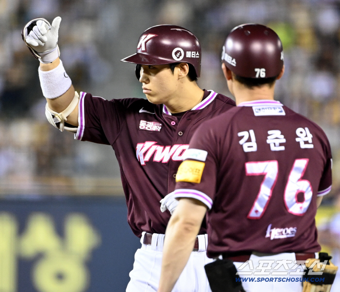  Lee Juhyung, thumbs up!