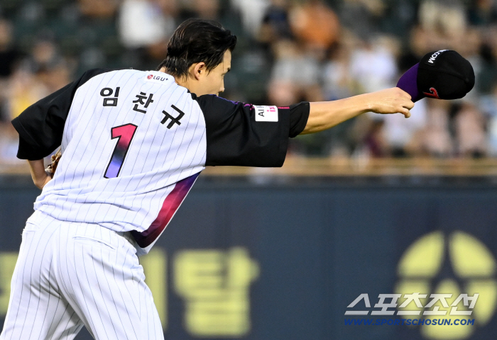  LIM CHANGYU and MINJAE pay respect to the defense