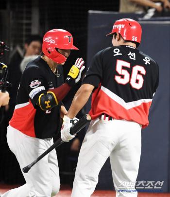  Na Sung-beom, Oh Sun-woo's home run gun banging