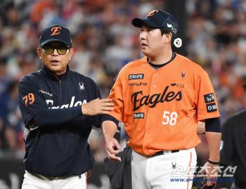  Park Sang-won being replaced by a hit