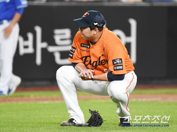  Park Sang-won hit his right hand by the ball
