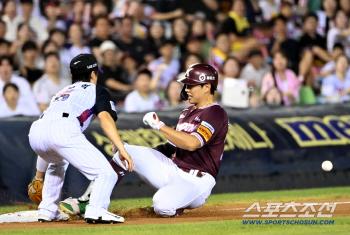  Song Sungmoon hits a triple and slides!