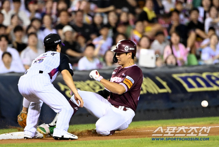  Song Sungmoon hits a triple and slides!