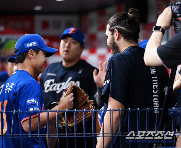 That's humble. Jung Woo-joo, who answered with a bow to coach Kim Kyung-moon's encouragement, mesmerized even ML scouts, KKK