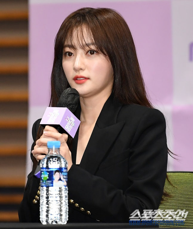 Song Ha-yoon Accuser Returns to Korea, Explains ₩10B “Symbolic” Lawsuit