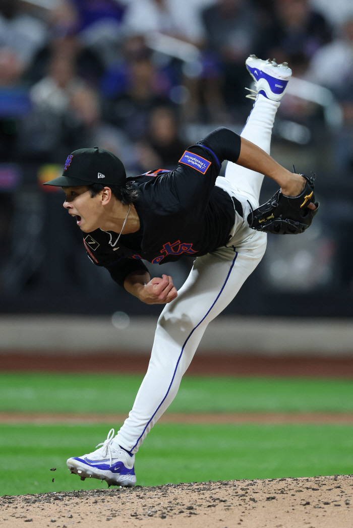 Absolutely a kid, but summoned the club's all-time pitcher...Is this real? Crazy