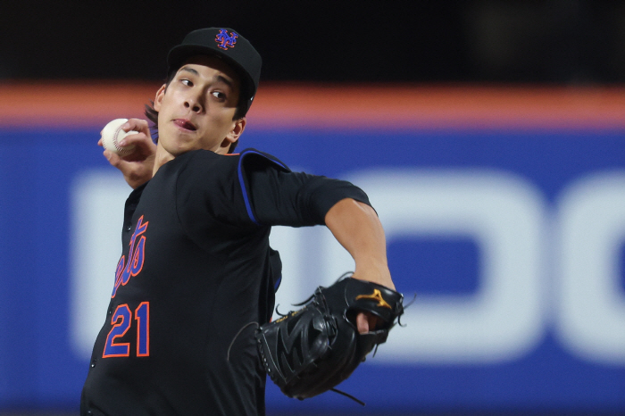 Absolutely a kid, but summoned the club's all-time pitcher...Is this real? Crazy