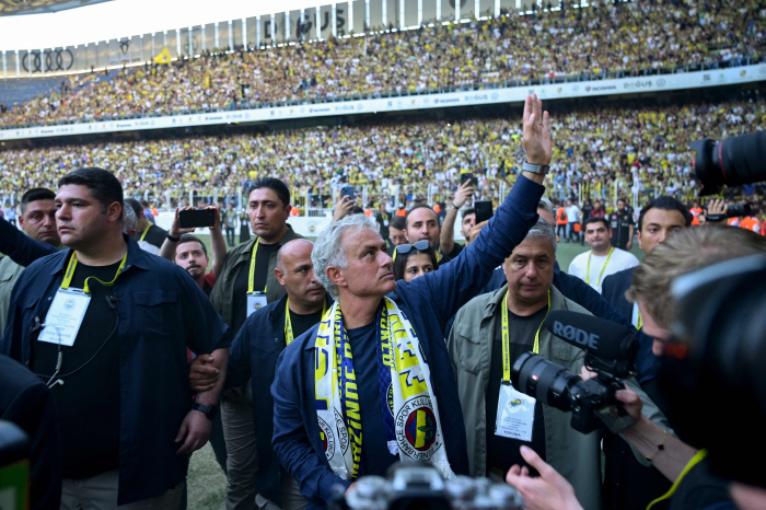 Again, again, again, again, again, again! Total penalties alone reached 176.4 billion, and Fenerbahce announced its breakup → Mourinho's money party...Already raising the possibility of returning to the EPL