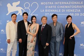 Director Park Chan-wook → Lee Byung-hun and Son Ye-jin have no choice, Venice heated up...a bright smile on the red carpet