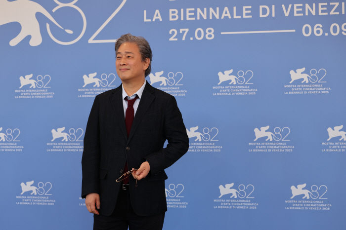 Director Park Chan-wook → Lee Byung-hun and Son Ye-jin have no choice, Venice heated up...a bright smile on the red carpet