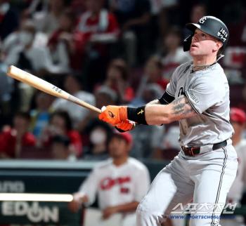 He hit a timely three-run sweep with the bases loaded so as not to look down on Japanese baseball, but the manager hit a foreign batter's walk and baserunning 