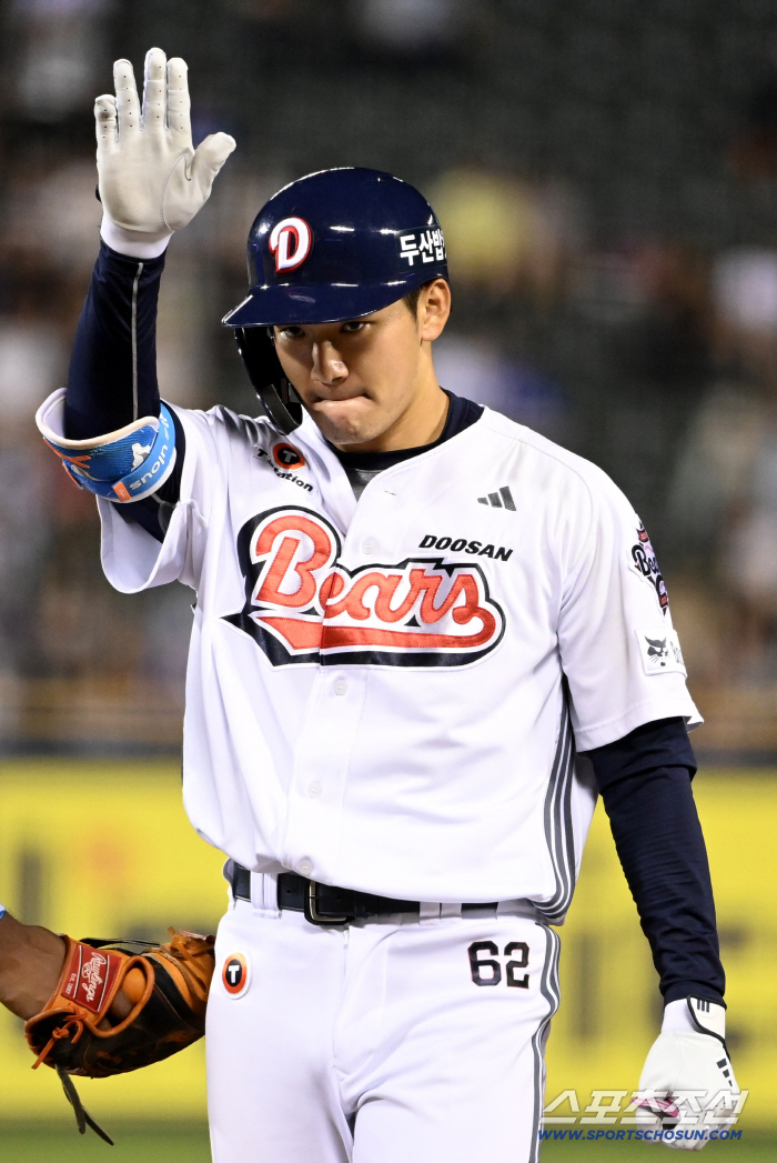 I can't believe the best hitter is a hamstring! Doosan Cho Nervous → Ahn Jae-seok replaced during defense