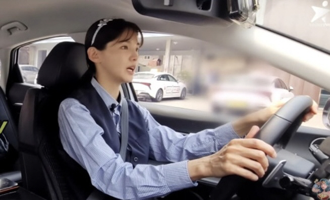 Jeong Ga-eun, a single mom, became a taxi driver for a living, earning 40,000 won in four hours