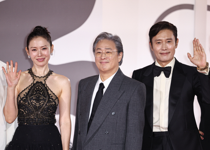 Lee Byung-hun and Son Ye-jin, the representative actor of K, occupied Venice..The best red carpet ever