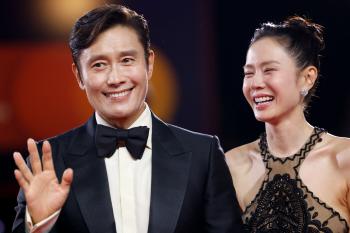 Lee Byung-hun & Son Ye-jin Dazzle Arm-in-Arm on Venice Red Carpet