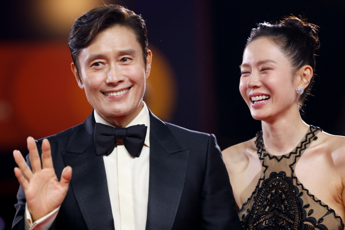 Lee Byung-hun & Son Ye-jin Dazzle Arm-in-Arm on Venice Red Carpet