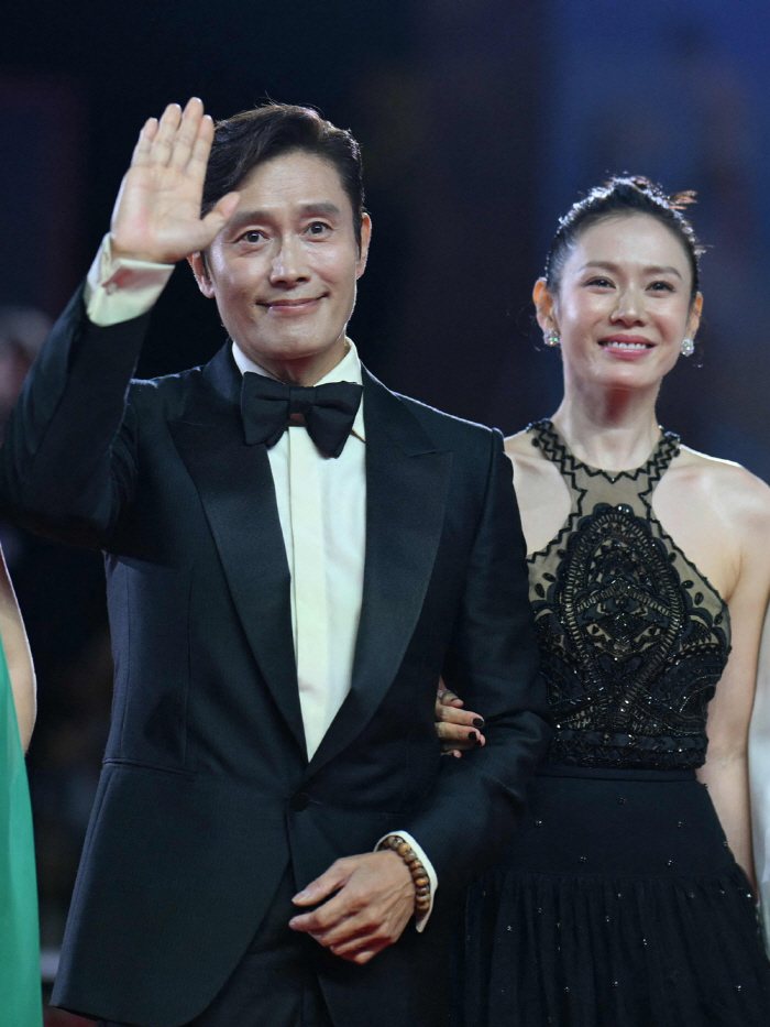 Lee Byung-hun & Son Ye-jin Dazzle Arm-in-Arm on Venice Red Carpet