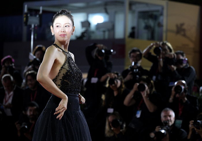 Lee Byung-hun & Son Ye-jin Dazzle Arm-in-Arm on Venice Red Carpet