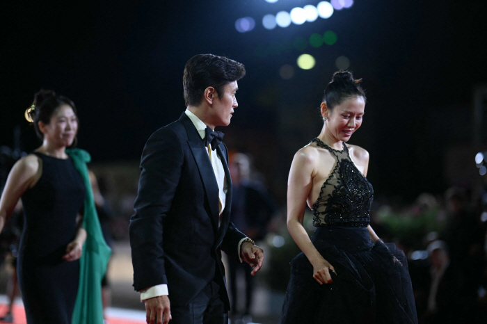 Lee Byung-hun & Son Ye-jin Dazzle Arm-in-Arm on Venice Red Carpet