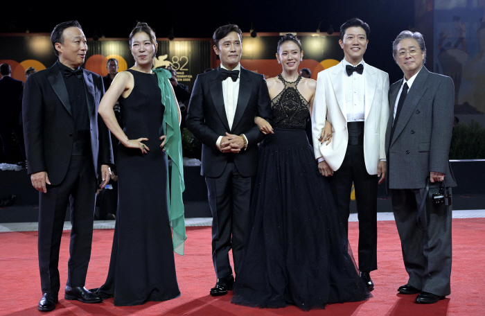 Lee Byung-hun & Son Ye-jin Dazzle Arm-in-Arm on Venice Red Carpet