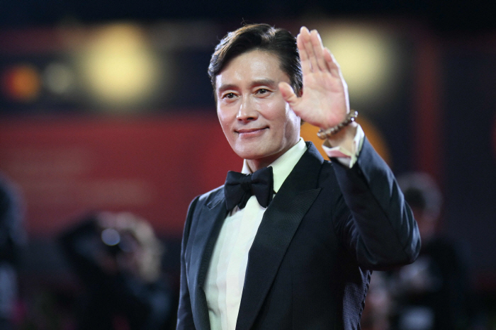 Lee Byung-hun & Son Ye-jin Dazzle Arm-in-Arm on Venice Red Carpet