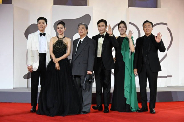 Lee Min-jung’s Modern Hanbok Brings K-Elegance to Venice